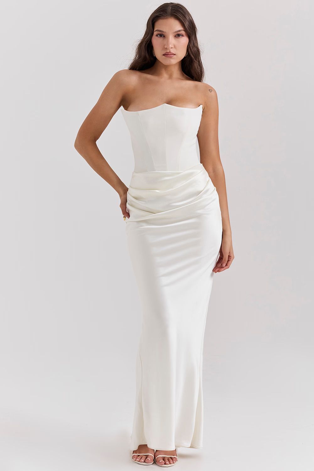 Robe longue de soirée bustier avec effet corset et plis raffinés