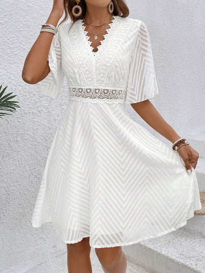 Robe d'été élégante en A avec décolleté en V, dentelle et découpes au laser
