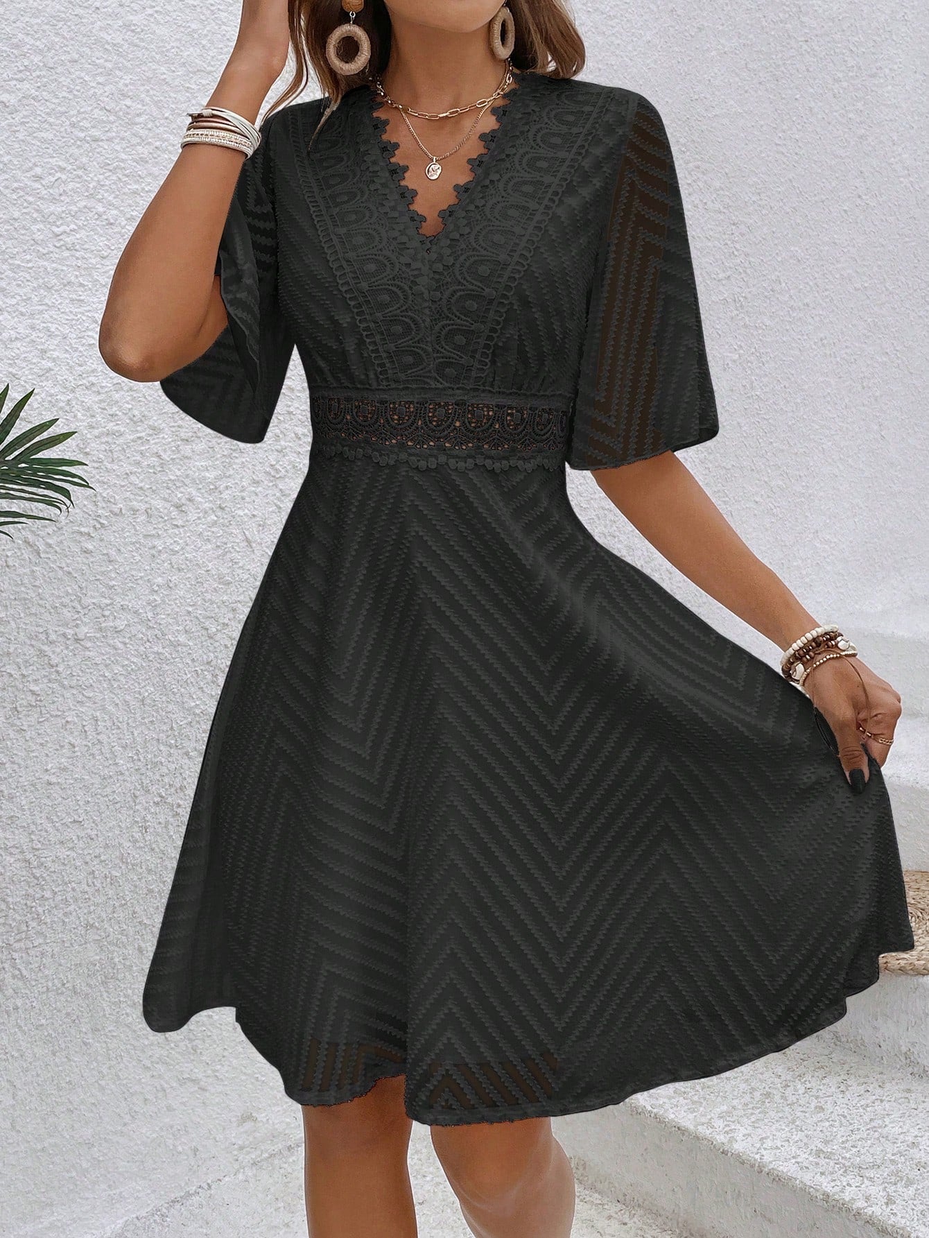 Robe d'été élégante en A avec décolleté en V, dentelle et découpes au laser