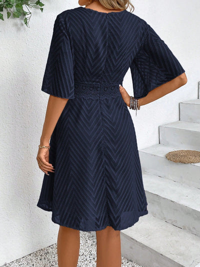 Robe d'été élégante en A avec décolleté en V, dentelle et découpes au laser