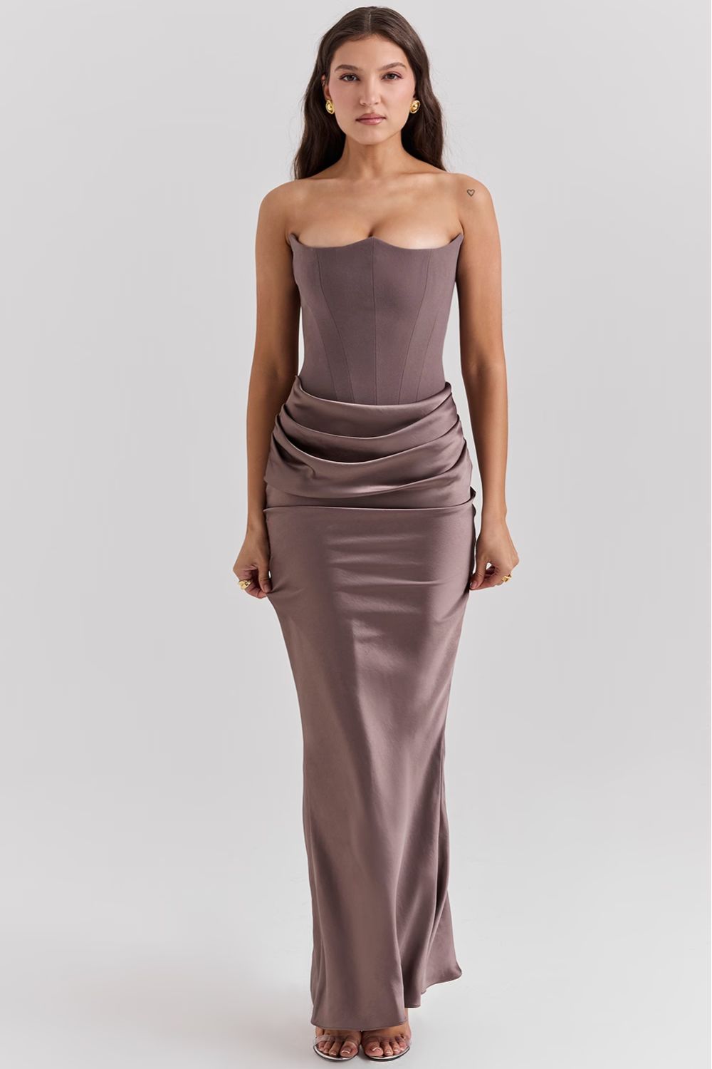 Robe longue de soirée bustier avec effet corset et plis raffinés