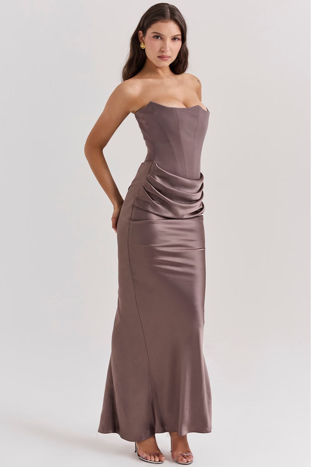 Robe longue de soirée bustier avec effet corset et plis raffinés