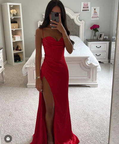 Robe de Soirée Satinée avec Fente Haute – Élégante Coupe Drapée