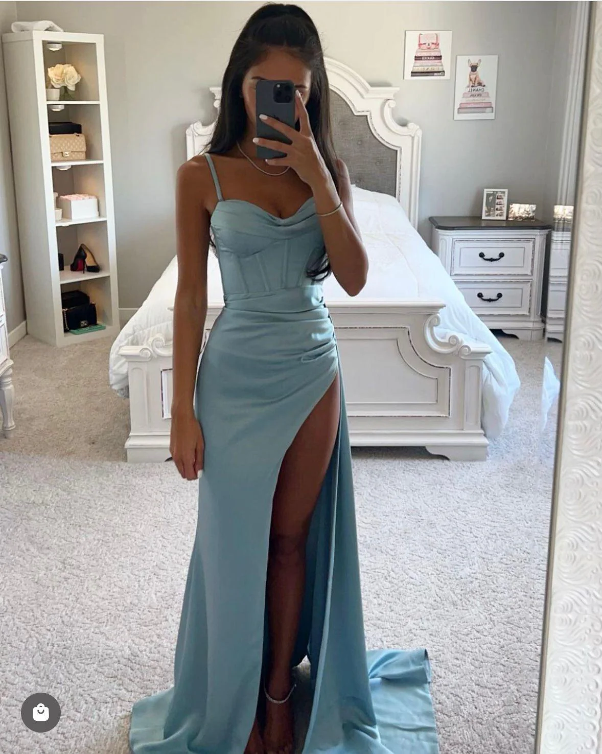 Robe de Soirée Satinée avec Fente Haute – Élégante Coupe Drapée