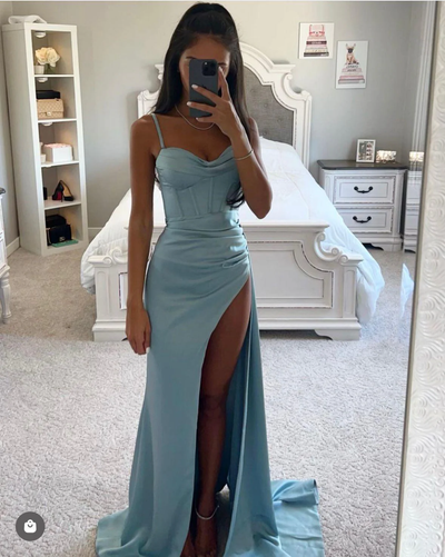 Robe de Soirée Satinée avec Fente Haute – Élégante Coupe Drapée