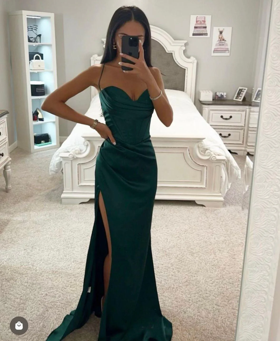 Robe de Soirée Satinée avec Fente Haute – Élégante Coupe Drapée