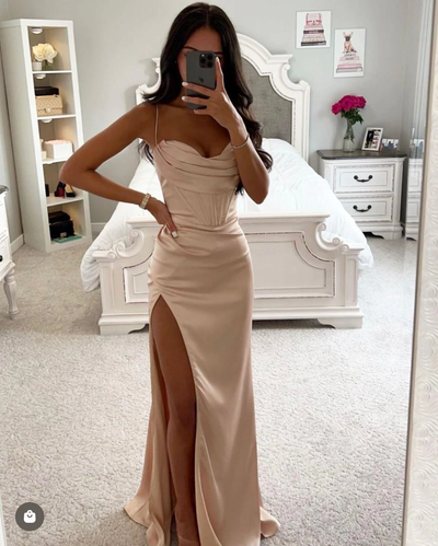 Robe de Soirée Satinée avec Fente Haute – Élégante Coupe Drapée