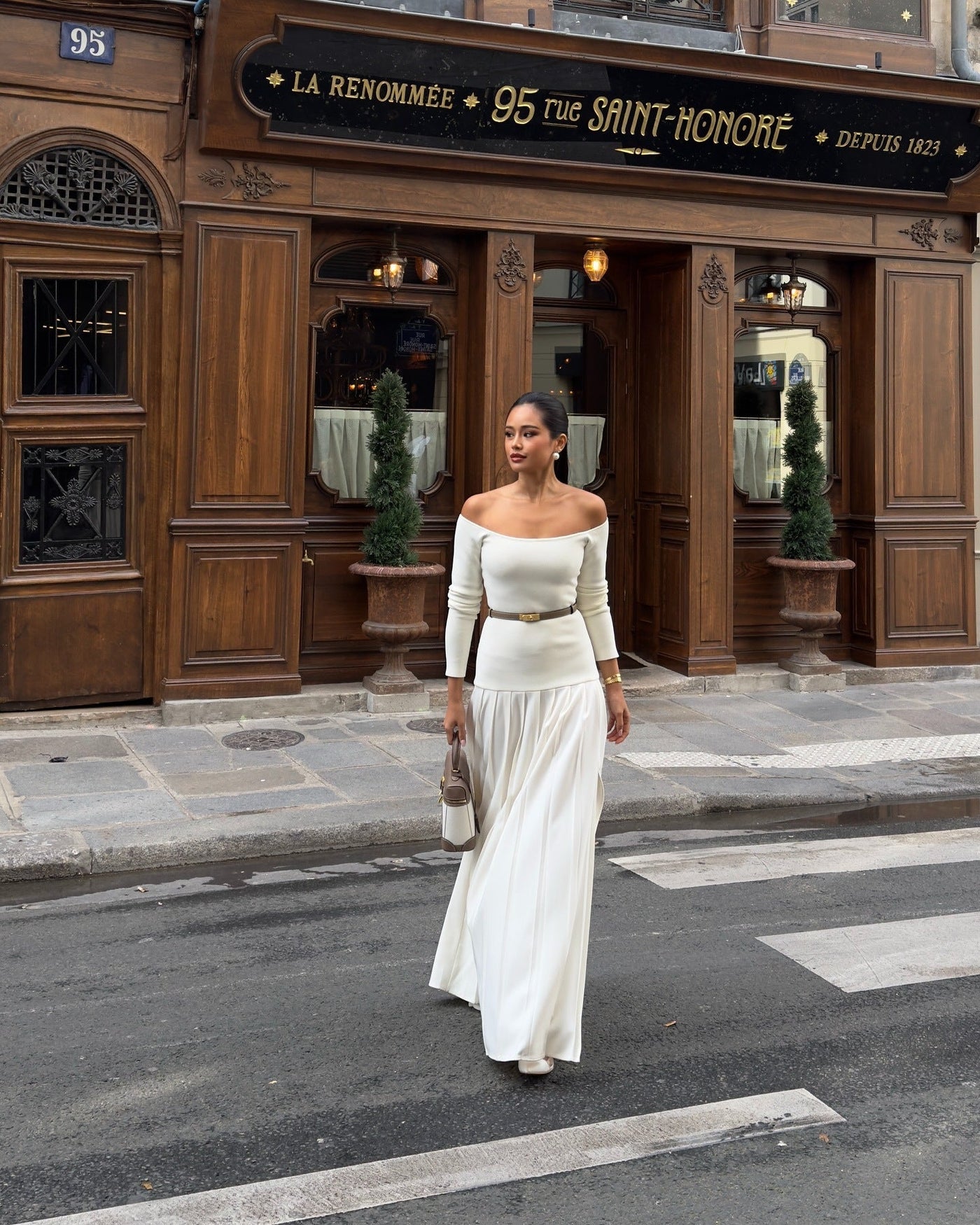 Robe femme – épaules dénudées – taille cintrée – manches longues – jupe maxi plissée