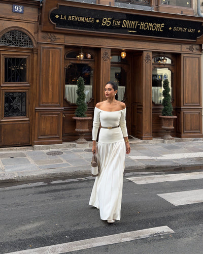 Robe femme – épaules dénudées – taille cintrée – manches longues – jupe maxi plissée