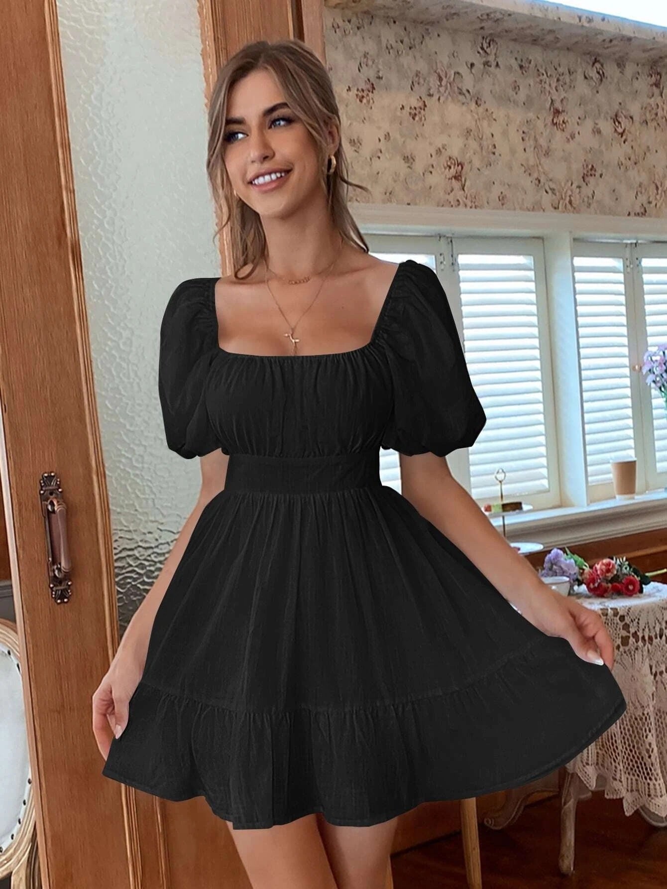 Robe femme – Mini longueur – Manches bouffantes – Décolleté carré – Taille cintrée