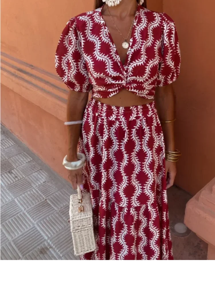 Robe longue avec découpes latérales et ouverture stylée sur le devant