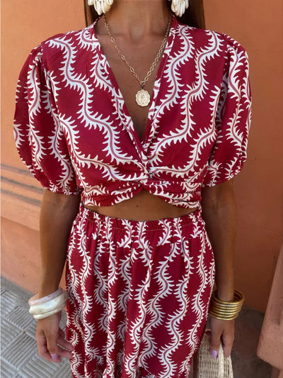 Robe longue avec découpes latérales et ouverture stylée sur le devant