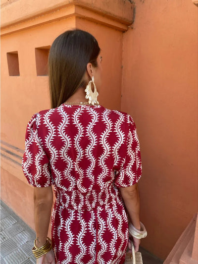 Robe longue avec découpes latérales et ouverture stylée sur le devant