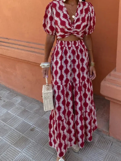 Robe longue avec découpes latérales et ouverture stylée sur le devant
