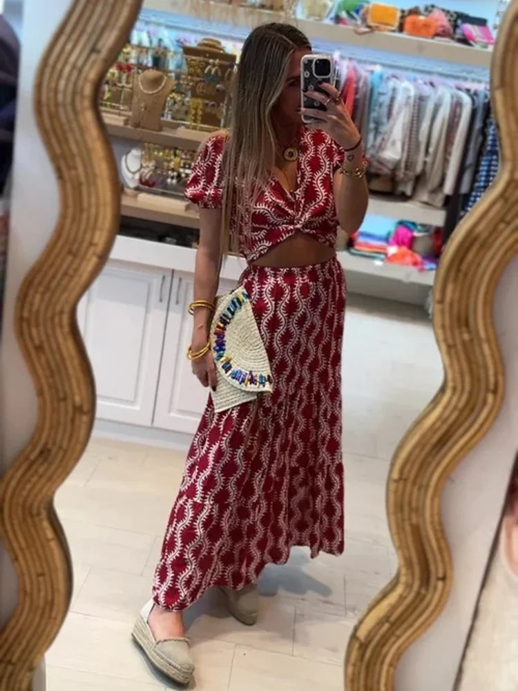 Robe longue avec découpes latérales et ouverture stylée sur le devant