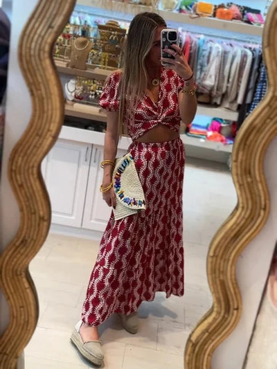 Robe longue avec découpes latérales et ouverture stylée sur le devant