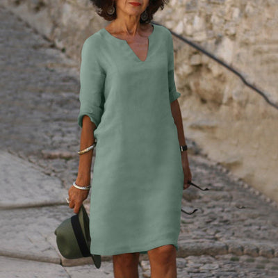 Robe élégante longueur genou au style intemporel avec manches trois quarts