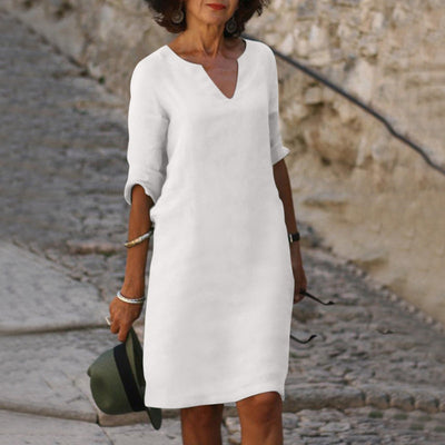 Robe élégante longueur genou au style intemporel avec manches trois quarts