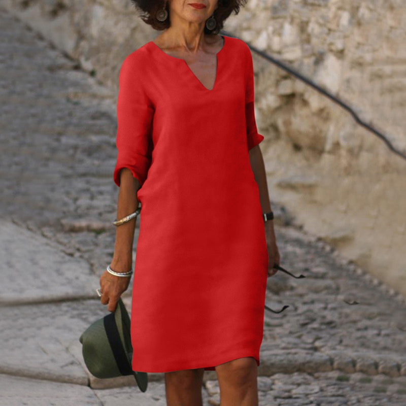 Robe élégante longueur genou au style intemporel avec manches trois quarts