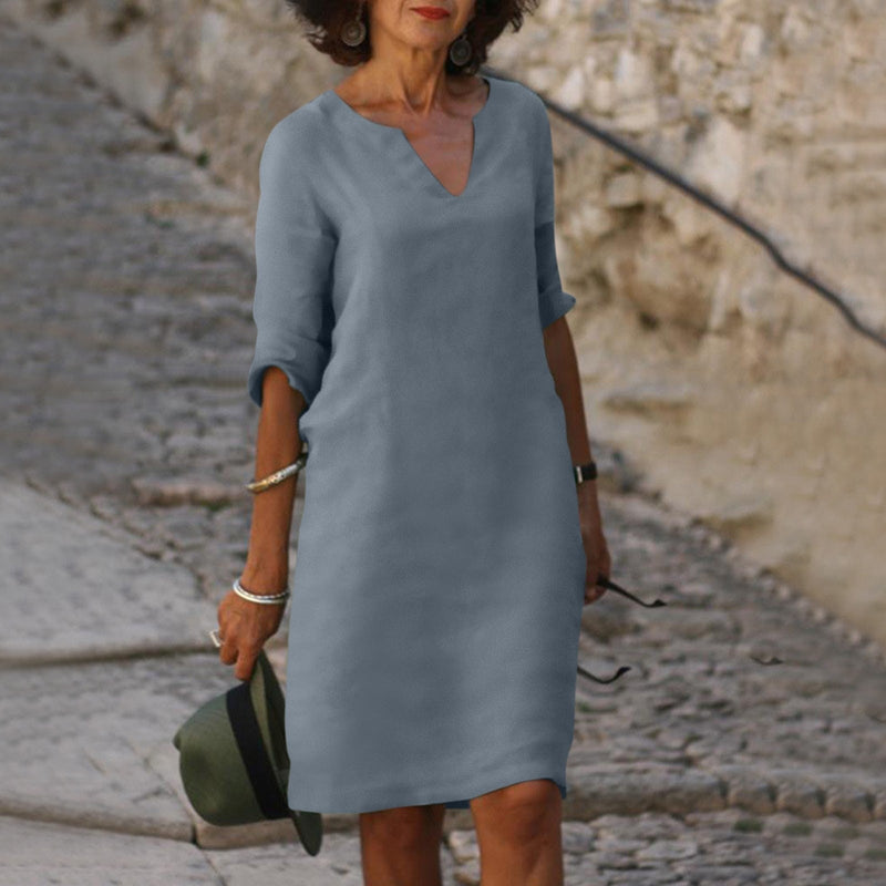 Robe élégante longueur genou au style intemporel avec manches trois quarts