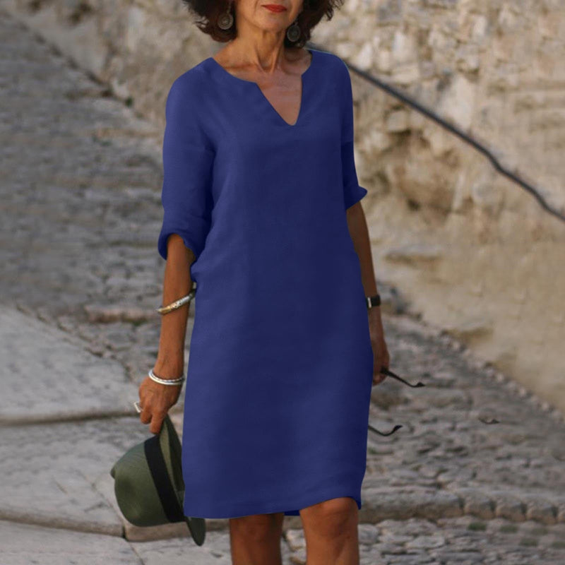 Robe élégante longueur genou au style intemporel avec manches trois quarts