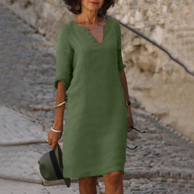 Robe élégante longueur genou au style intemporel avec manches trois quarts