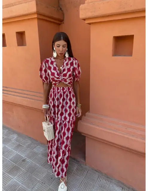 Robe longue avec découpes latérales et ouverture stylée sur le devant