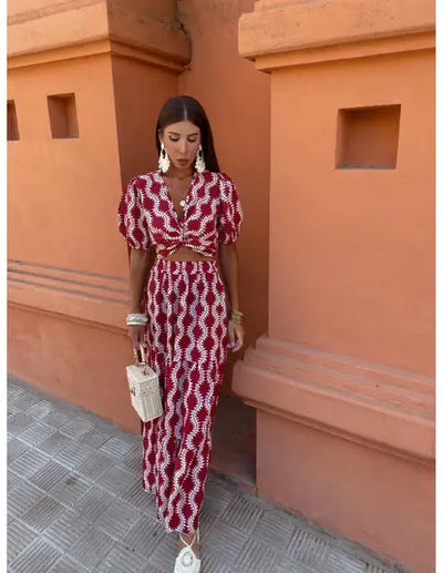 Robe longue avec découpes latérales et ouverture stylée sur le devant