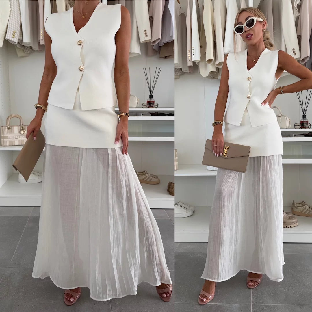 Tenue féminine chic avec jupe longue plissée et gilet à boutons