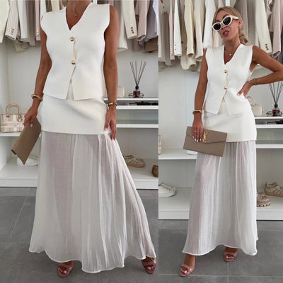 Tenue féminine chic avec jupe longue plissée et gilet à boutons