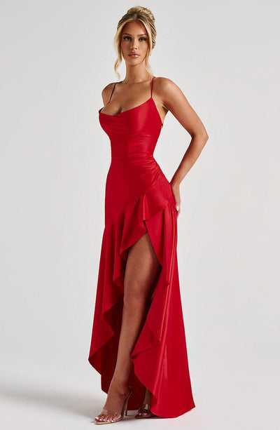 Robe de soirée longue avec fines bretelles fente haute et ourlet asymétrique