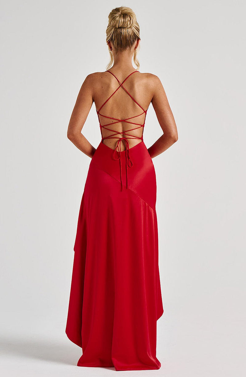 Robe de soirée longue avec fines bretelles fente haute et ourlet asymétrique